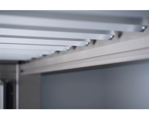 Detailní pohled na ventilační systém kovového zahradního domku