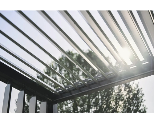 Detailní záběr pergoly s nastavitelnými lamelami pro venkovní použití