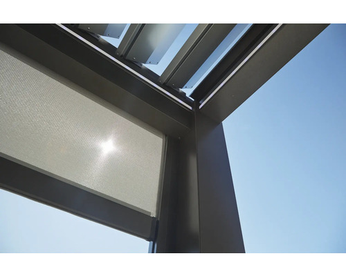 Detailní pohled na pergolu s lamelovou střechou a bočním prvkem