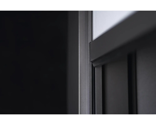 Detailní pohled na okenní tabuli s okenním rámem.