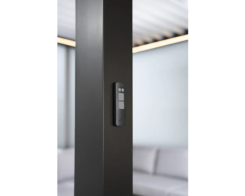 Detailní záběr sloupu pergoly s namontovaným dálkovým ovládáním