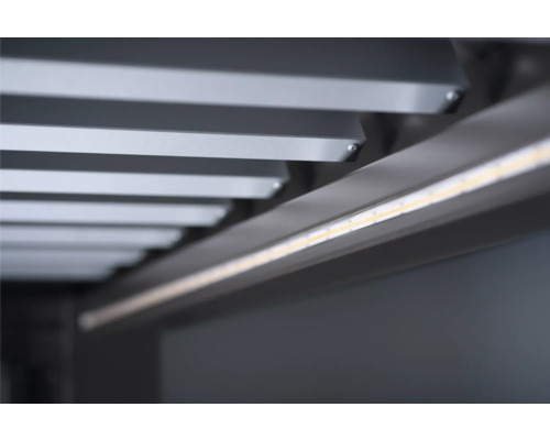 Detailní záběr stropní konstrukce s LED osvětlením