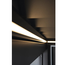 Detail stropního osvětlení s lineárními svítidly v moderním prostoru