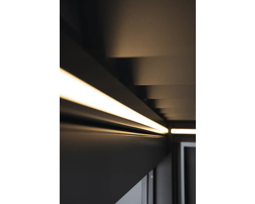 Detail stropního osvětlení s lineárními svítidly v moderním prostoru