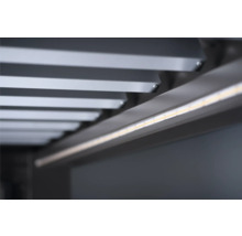 Detailní záběr police s LED osvětlením