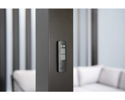 Detail sloupku terasového zastřešení Biossun s dálkovým ovládáním