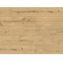 Světlá laminátová podlaha s vzhledem dřeva