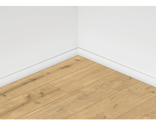 Roh místnosti s laminátovou podlahou