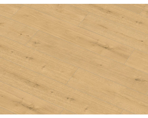 Položená laminátová podlaha se vzhledem dřeva.