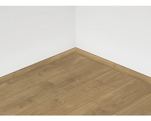 Roh místnosti s laminátovou podlahou a podlahovou lištou