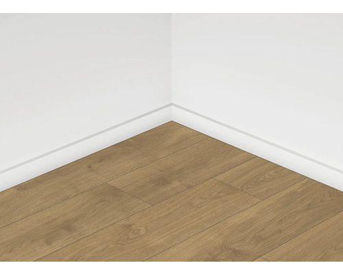 Pohled na místnost s laminátovou podlahou a podlahovými lištami