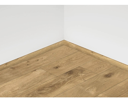 Položená laminátová podlaha s odpovídající lištou u zdi