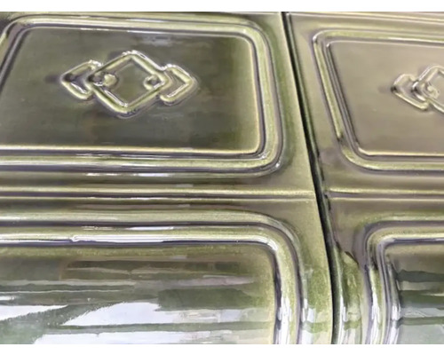 Detail kamen s reliéfním vzorem