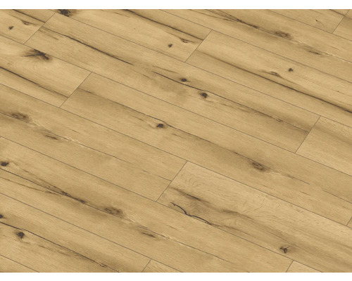 Položená laminátová podlaha s dřevěným vzhledem