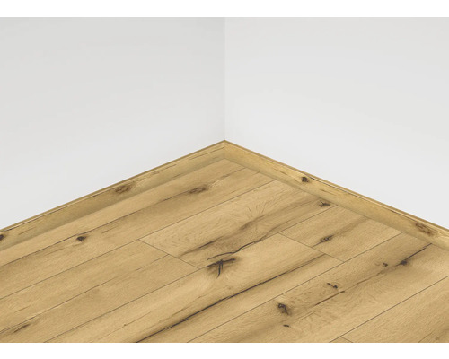 Roh místnosti s laminátovou podlahou a ukončovacími lištami