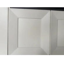 Detailní záběr dveří skříněk s rámovým vzhledem.