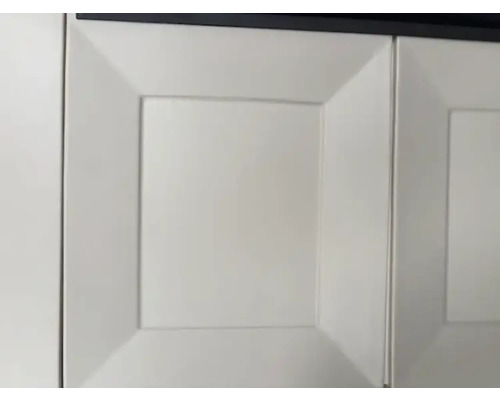 Detailní záběr dveří skříněk s rámovým vzhledem.