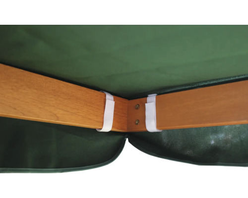 Detailní pohled na dřevěnou konstrukci a látkový potah slunečníku