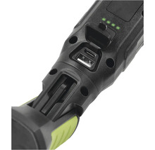 Detail dílenské lampy s nabíjecím portem USB