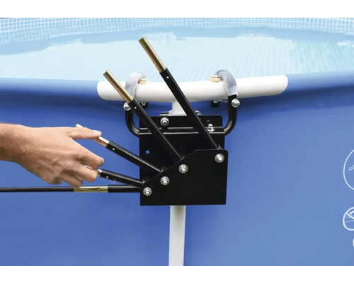 Závěsné zařízení pro bazénový žebřík na bazénu