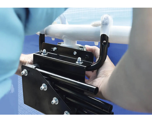 Detailní záběr montáže bazénového žebříku