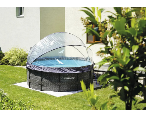 Nadzemní bazén s kopulí na trávníku