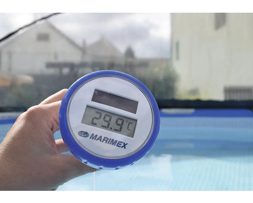 Bazénový teploměr Marimex ukazuje teplotu 29,9 stupňů Celsia.