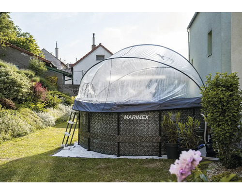 Nadzemní bazén s krytem a žebříkem v zahradě