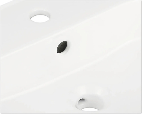 Detailní pohled na umyvadlo s otvorem pro vodovodní baterii a přepadem