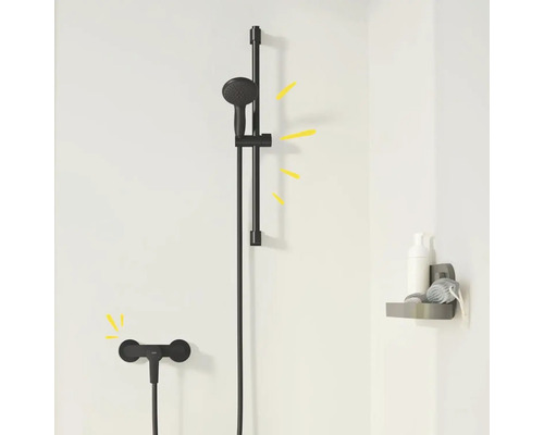 Sprchová tyč s ruční sprchou, sprchovou hadicí a odkládací poličkou na sprchové doplňky na zdi