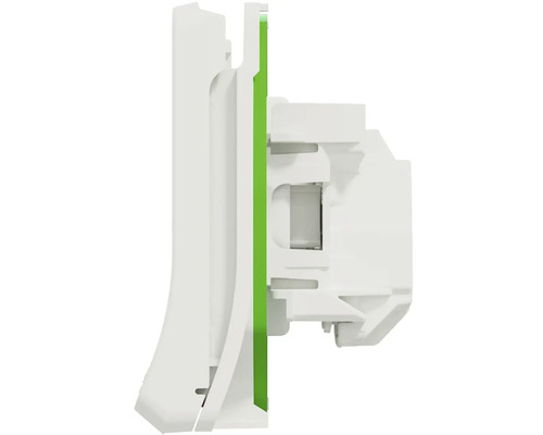 Detailní záběr bílé spínací vložky pro elektroinstalace