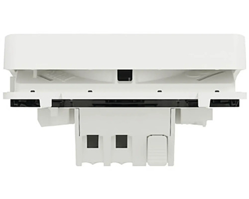 Detailní pohled na bílý hlásič kouře pro montáž na strop