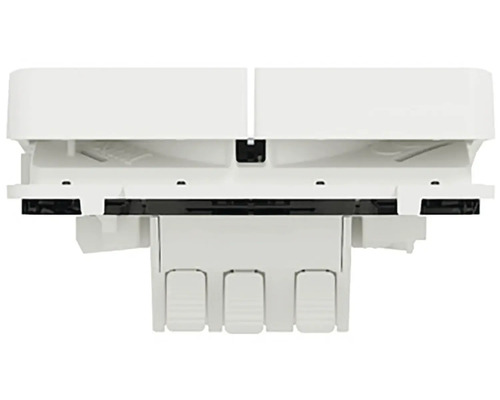 Detailní pohled na bílou podomítkovou rozvodnou skříň s třemi spínači.