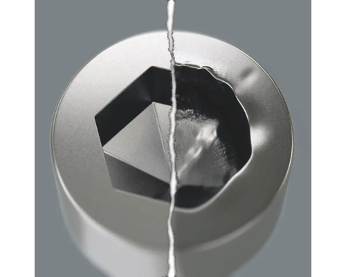 Detailní záběr nástrčného klíče s šestihranným profilem