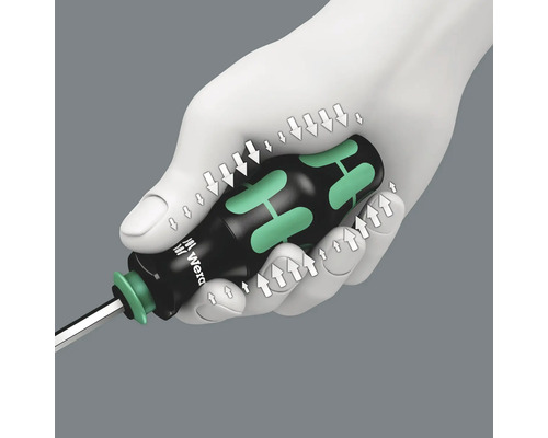 Ruka drží šroubovák pro demonstraci ergonomické rukojeti