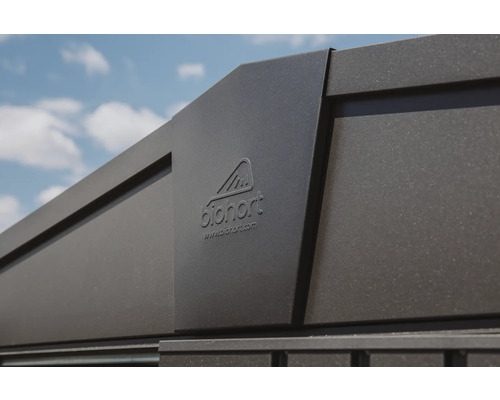 Detail terasového zastřešení s logem Biohort