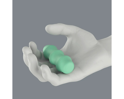 Ruka drží masážní váleček