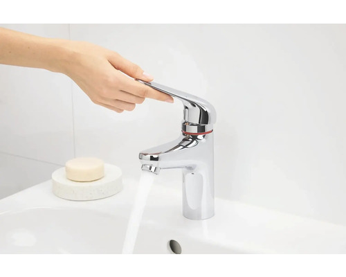 Páková směšovací baterie s tekoucí vodou v umyvadle