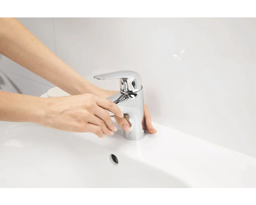 Žena ovládá umyvadlovou baterii