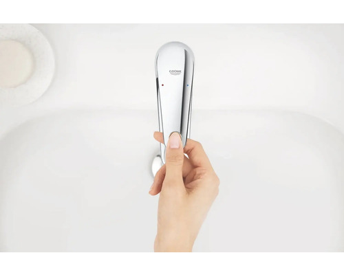 Ruka ovládá umyvadlovou baterii značky Grohe.