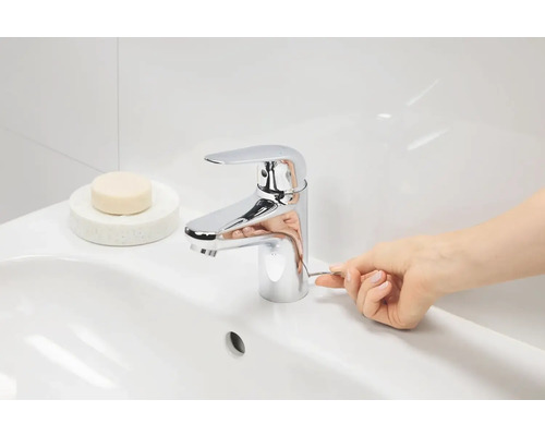 Páková baterie na umyvadle s ručním ovládáním