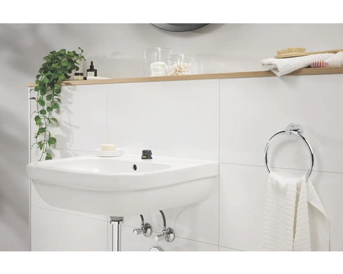 Koupelna s umyvadlem, držákem na ručníky a policí