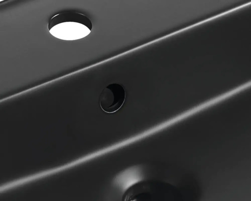 Detailní pohled na umyvadlo s otvorem pro kohoutek a přepadem