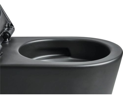 Detailní pohled na černou závěsnou toaletu.