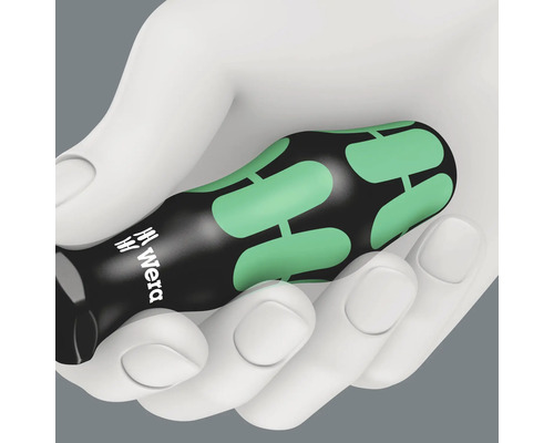 Šroubovák s logem Wera v ruce