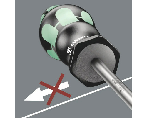 Detailní záběr šroubováku se speciálním designem rukojeti a obrázkem naznačujícím, že by se neměl používat k zatloukání