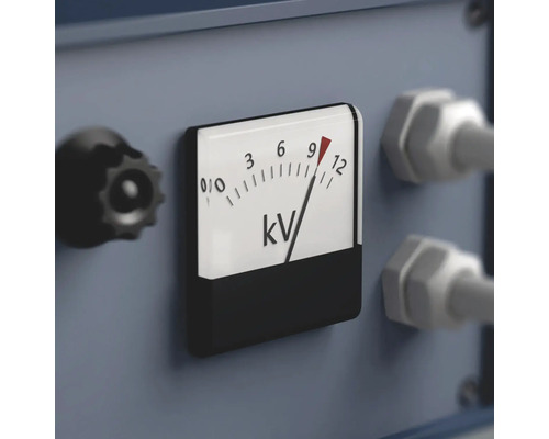 Detail měřicího přístroje s indikací v kilovoltech