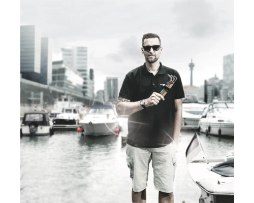 Muž se sadou imbusových klíčů před přístavem