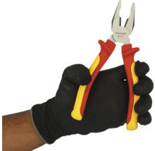 Kombinované kleště Stanley s izolovanými rukojeťmi v ruce s ochrannou rukavicí