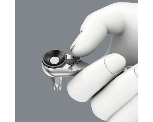 Ruka drží bitovou ráčnu Wera